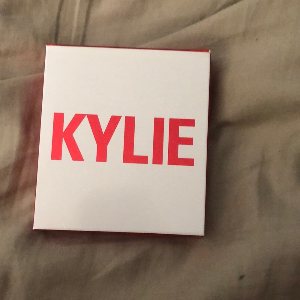 Kylie cosmetics Valentine’s Day mini kit in smooch